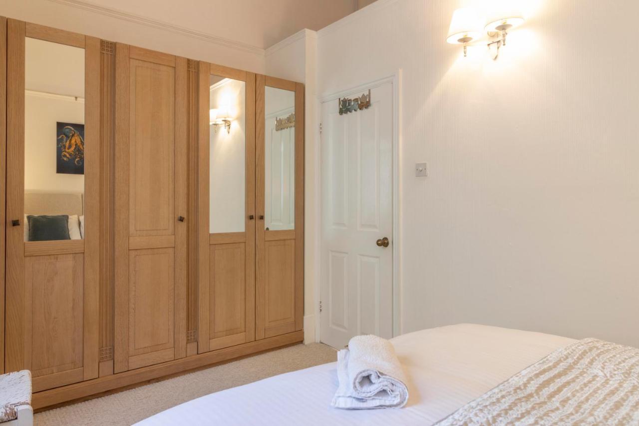 **Sunny And Bright, Thatchers Rock One Bed Beach Front Apartment*** Torquay Εξωτερικό φωτογραφία