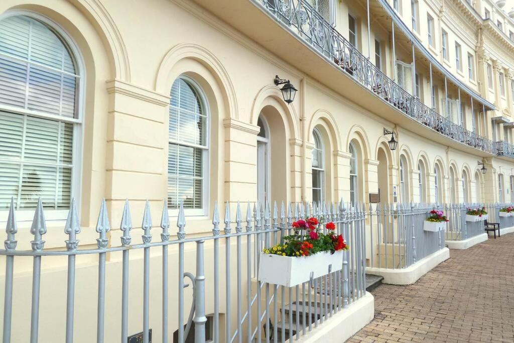 **Sunny And Bright, Thatchers Rock One Bed Beach Front Apartment*** Torquay Εξωτερικό φωτογραφία