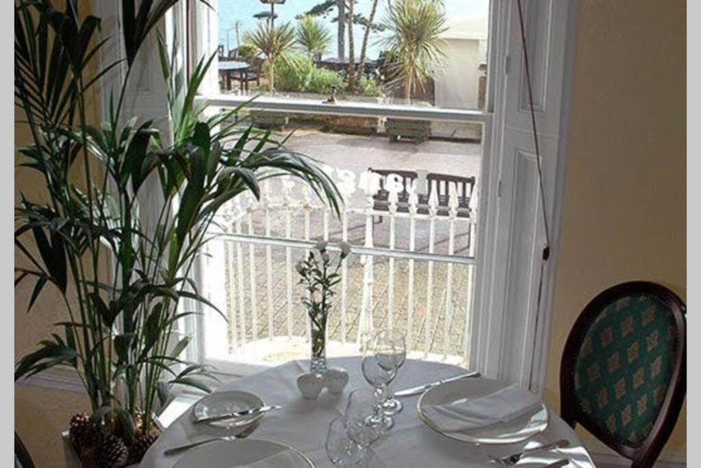 **Sunny And Bright, Thatchers Rock One Bed Beach Front Apartment*** Torquay Εξωτερικό φωτογραφία